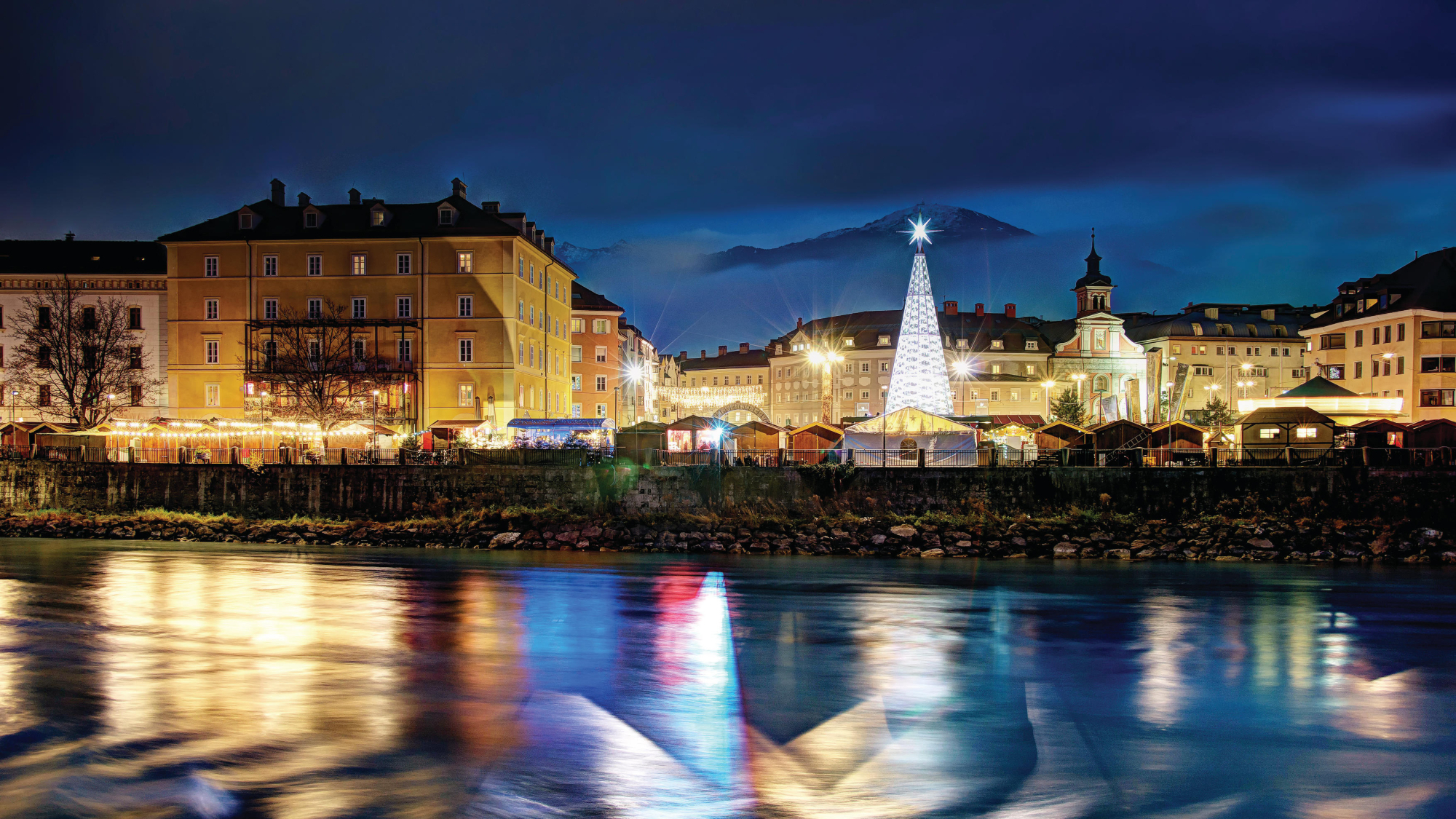 Der Markt im Stil eines heimeligen Tiroler Dorfes ist ein Erlebnis für die ganze Familie