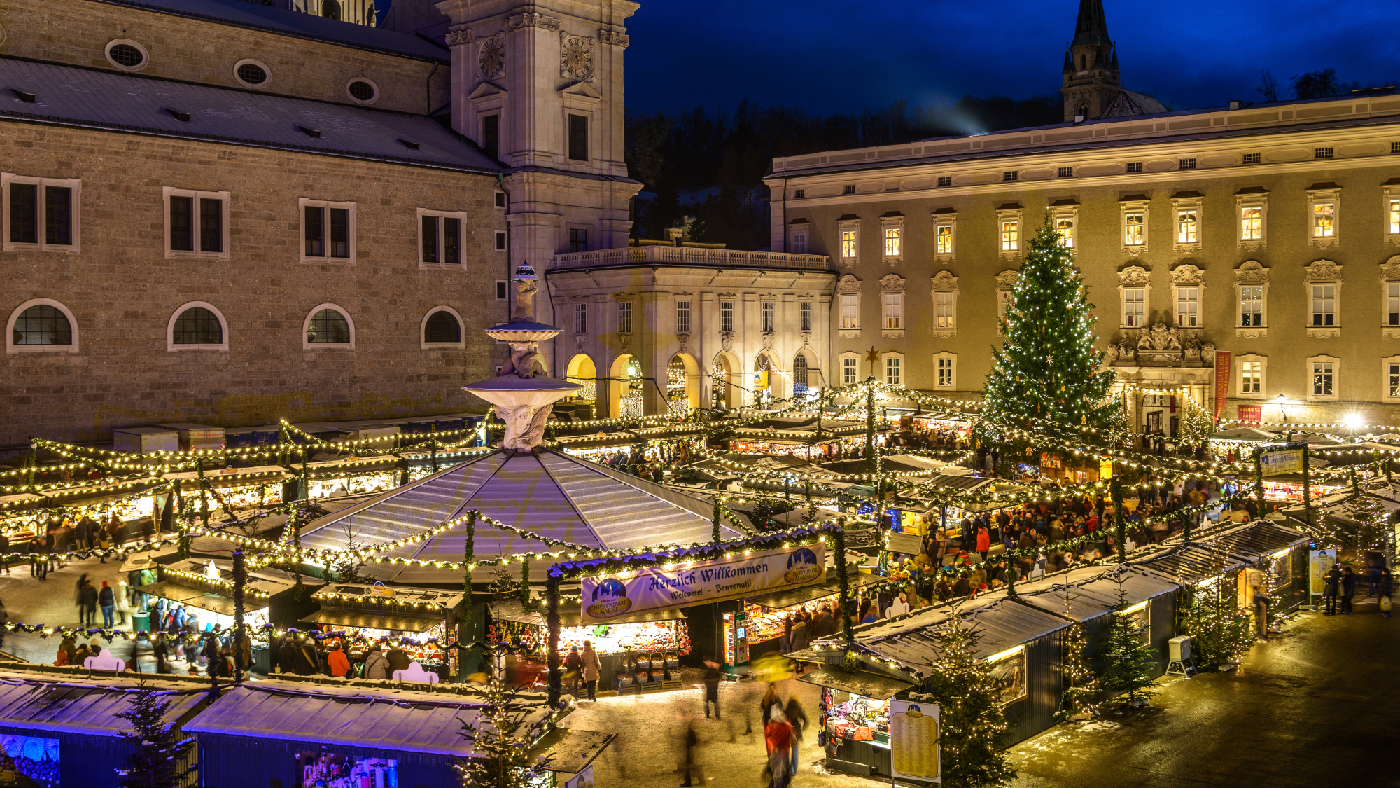   Salzburger Christkindlmarkt am Residenzplatz vor dem Dom zu Salzburg