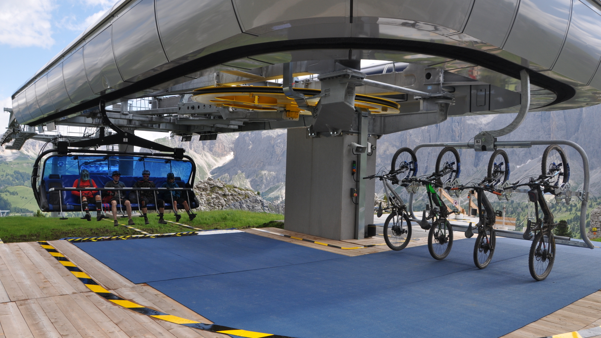 Biketransport mit dem Sessellift Gran Paradiso