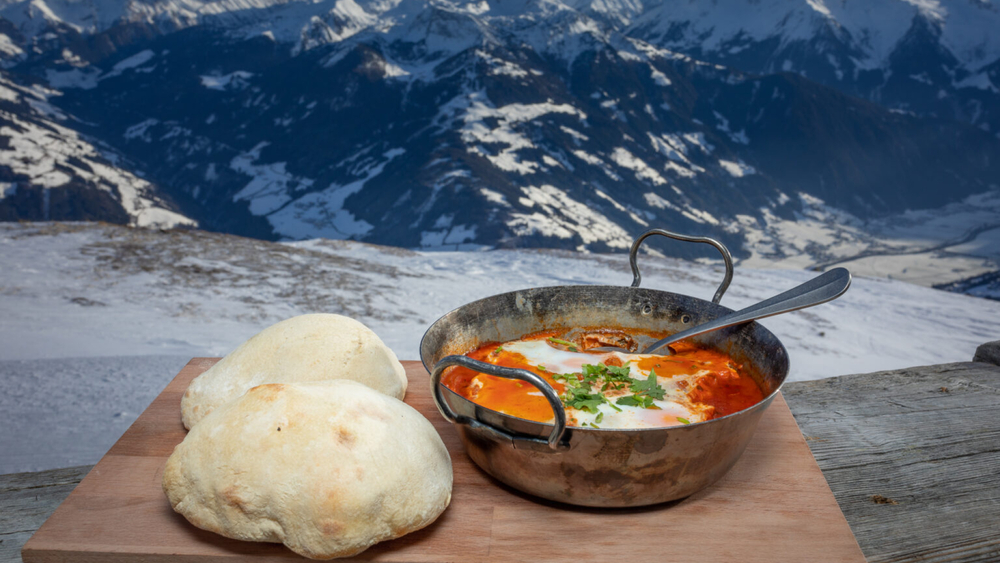 In der Kristallhütte werden israelische Spezialitäten serviert.