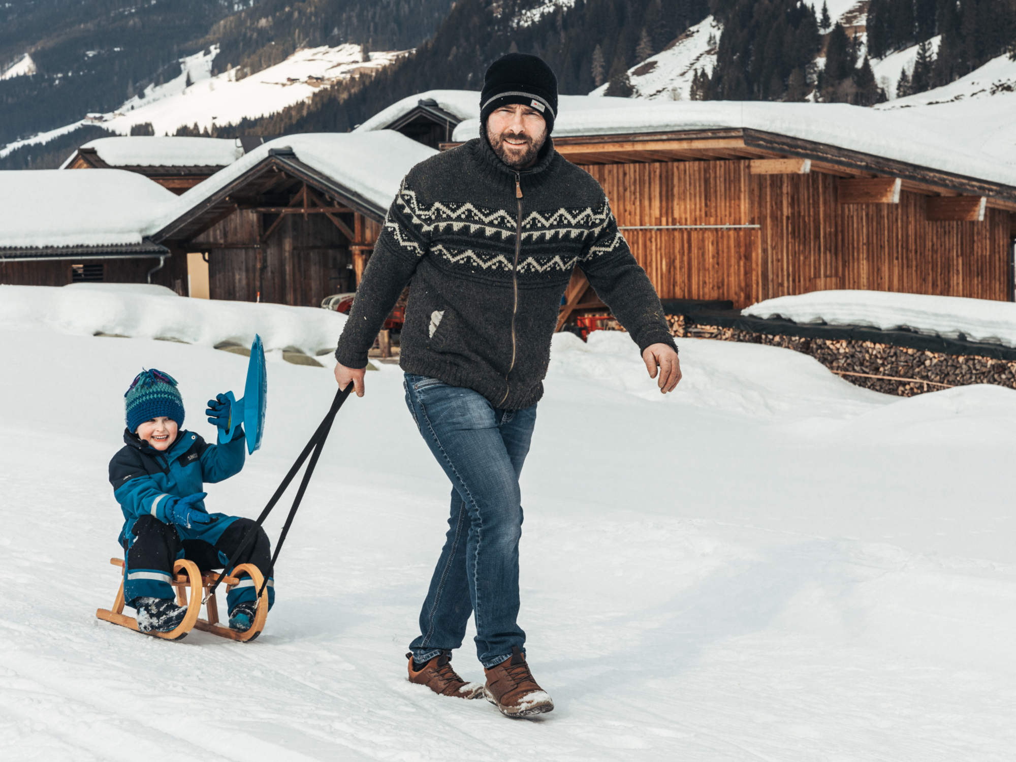 Schlittenfahren am Bauernhof
