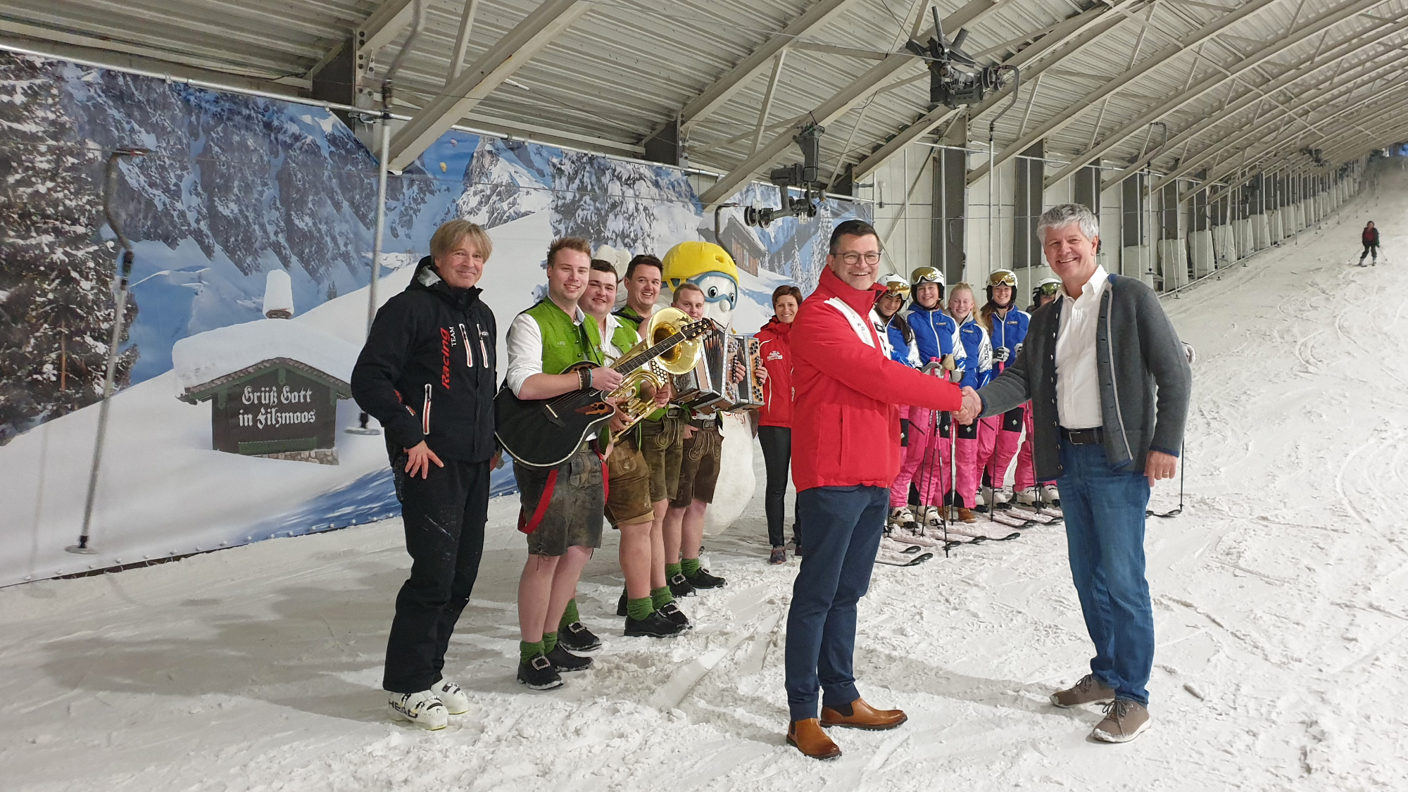 Peter Donabauer (re.), Tourismuschef von Filzmoos, freut sich mit Wim Hubrechtsen, Geschäftsführer v