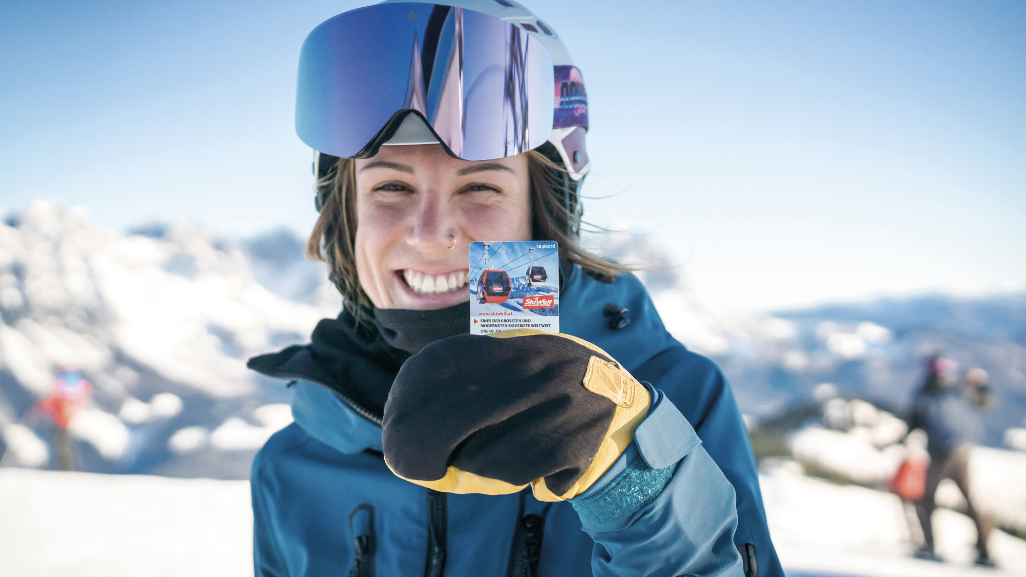 Eine Frau mit einem Skipass der SkiWelt Wilder Kaiser-Brixental