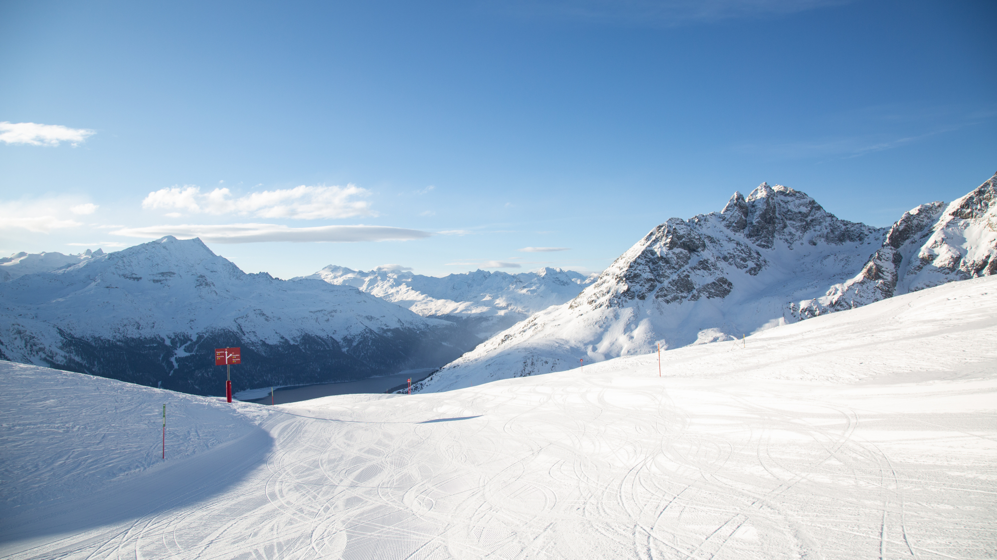 Ausblick vom Skigebiet St. Moritz Corviglia ins Engadin