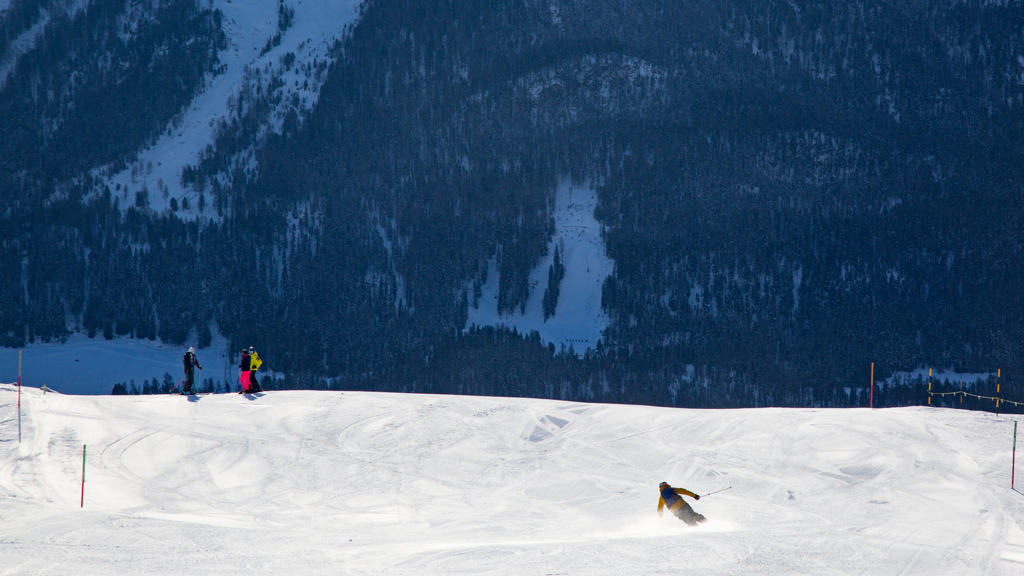 Am Morgen unterwegs auf perfekt präparierten Pisten im Skigebiet Corviglia