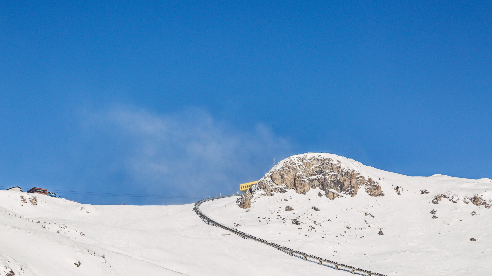 Der zentrale Punkt heißt wie das Skigebiet: Corviglia. Hier landet auch die Standseilbahn "Corviglia