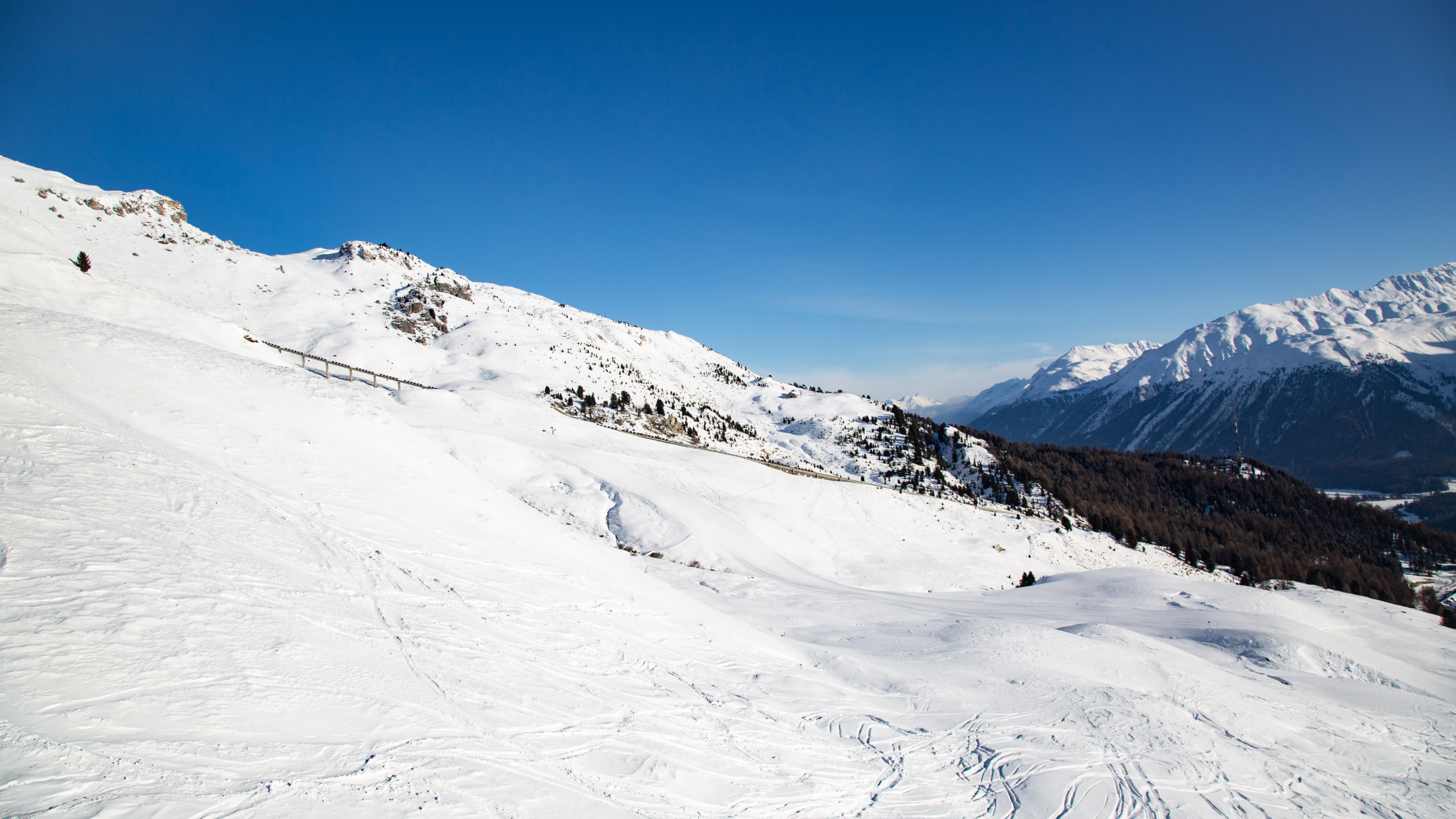 Blick auf die Bahnstrecke der Standseilbahn Corviglia