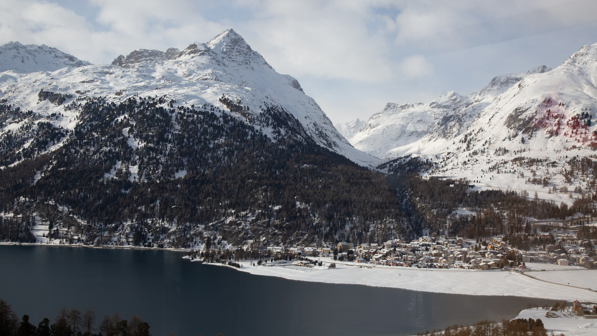Auf dem Weg auf den Corvatsch genießt man großartige Ausblicke ins Engadin