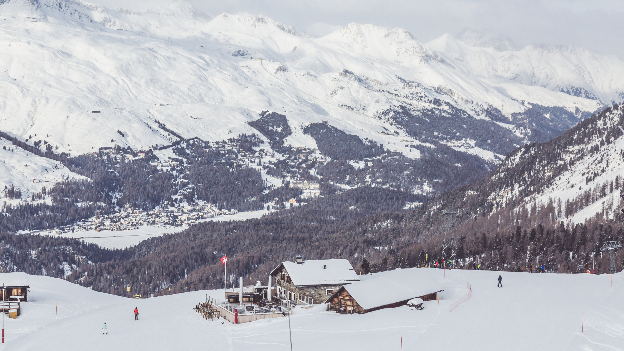Blick auf die Alpetta-Hütte am Corvatsch