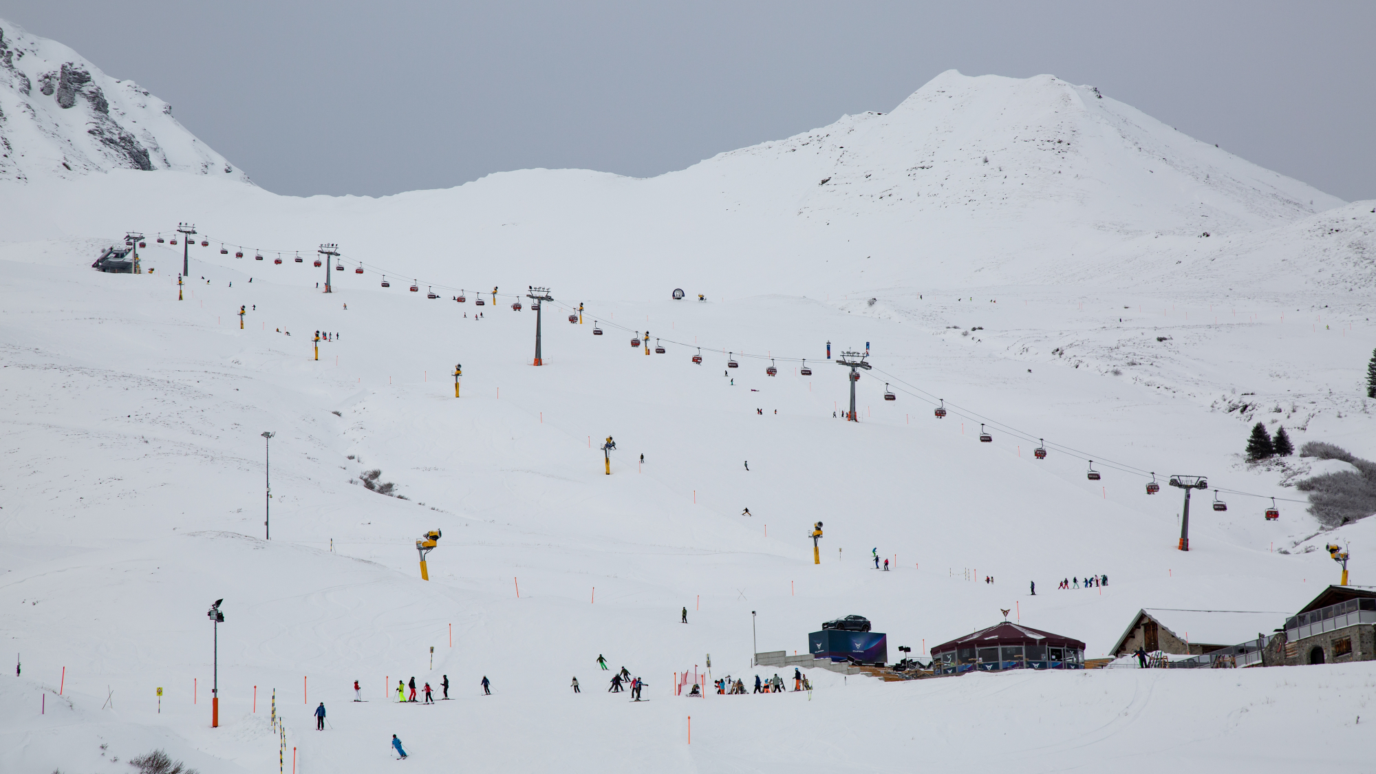 Blick auf die Pisten und Liften am Stätzerhorn (2.575 m)