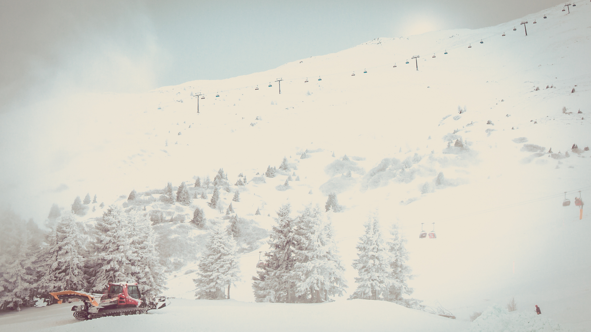Pistenraupe vor der Bergkulisse am Stätzerhorn im Skigebiet Arosa-Lenzerheide