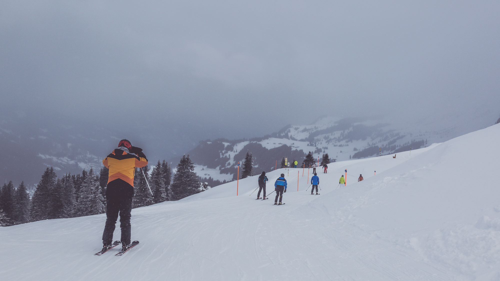 Auf der Westseite der Lenzerheide hangelt man sich mit vielen Querfahrten am Berg entlang