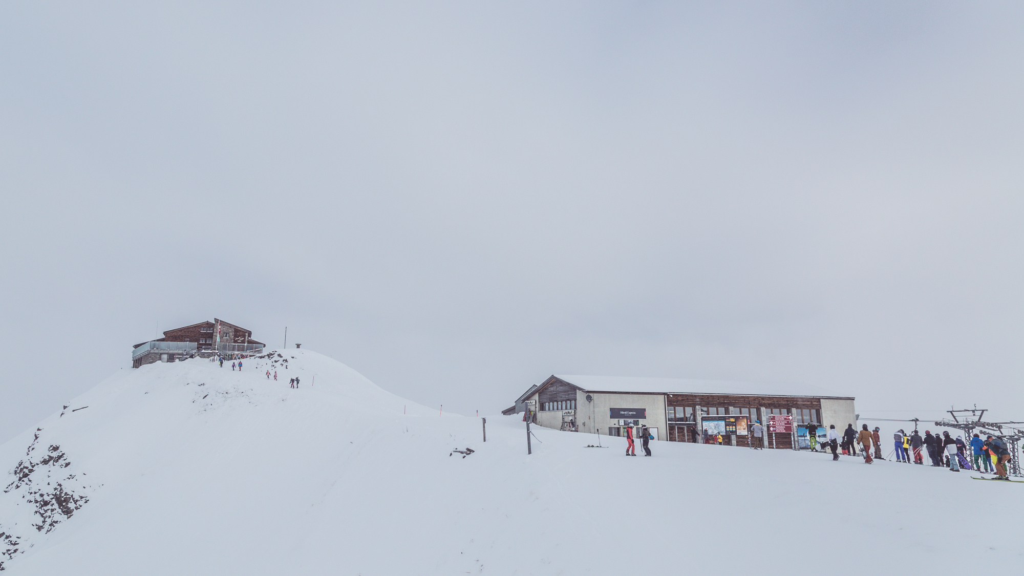 Blick auf die Hörnli-Hütte und die Bergstation Hörnli-Express in Arosa