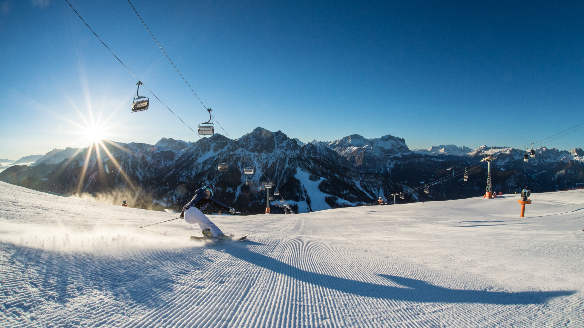 Skifahren mit Blick auf das Dolomiten UNESCO Welterbe 