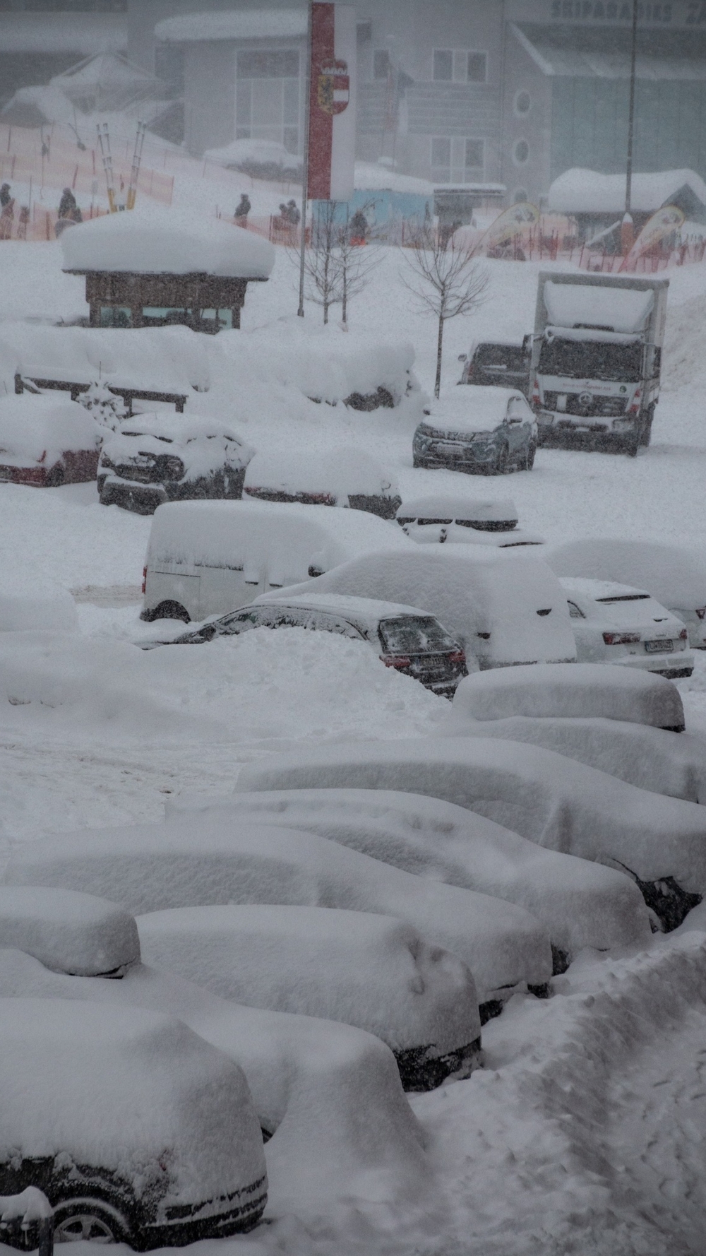 Eingeschneite Autos im Zauchensee