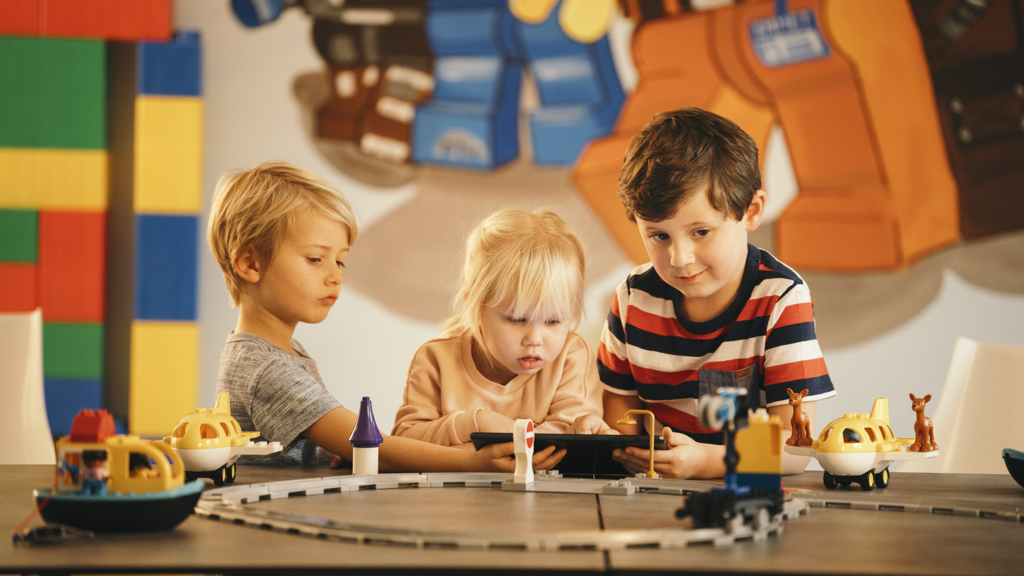 Kinder spielen in einem Hotel