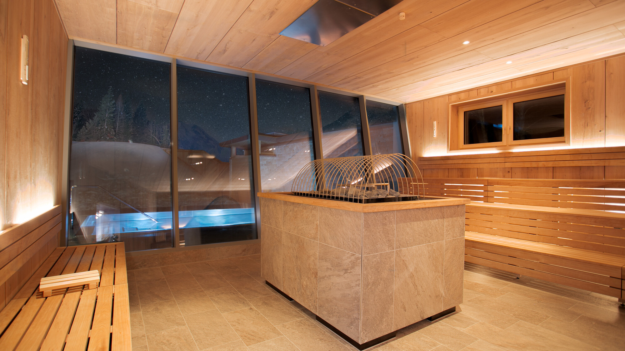 Neue Panoramasauna bei Nacht im Alpenbad Leutasch