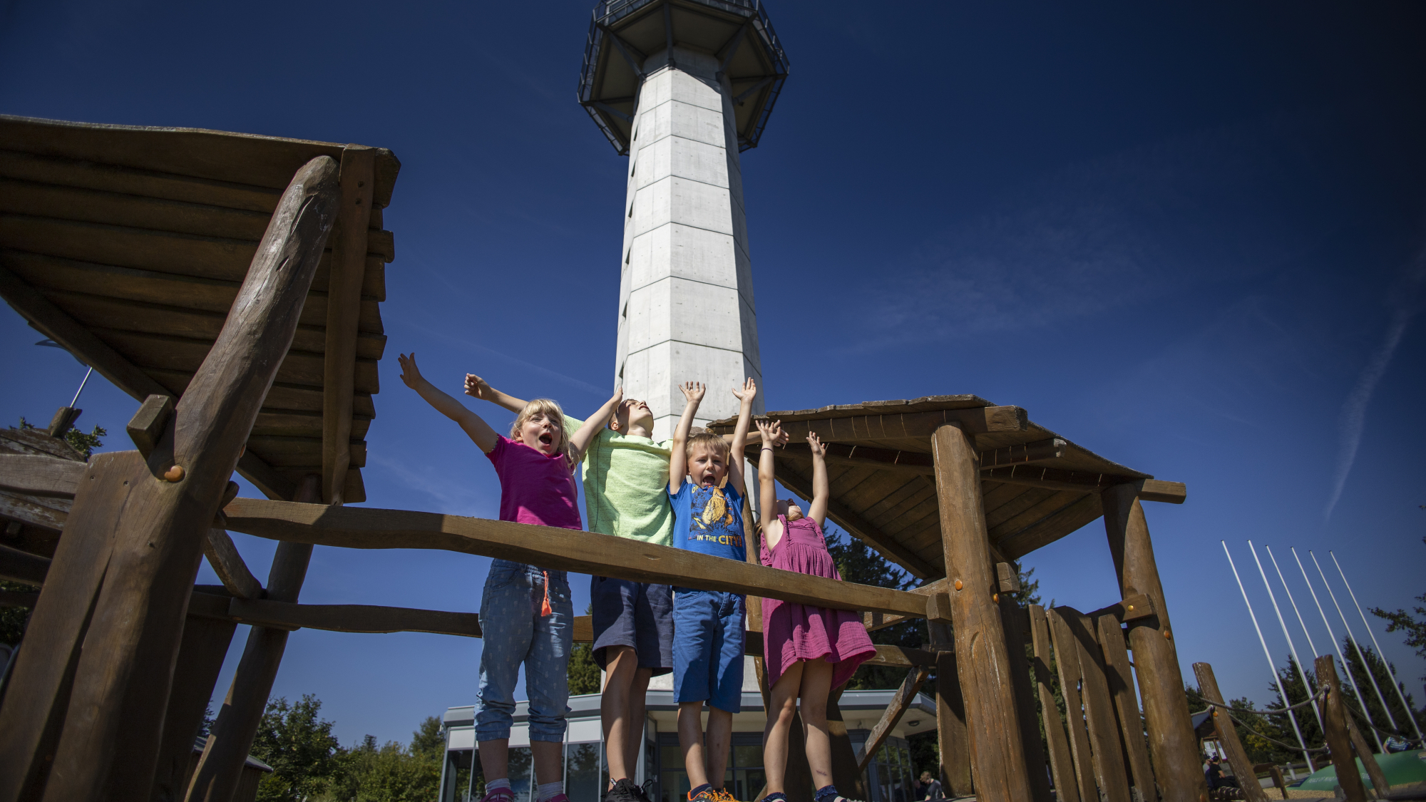 Kinder vor dem Turm auf dem Ettelsberg