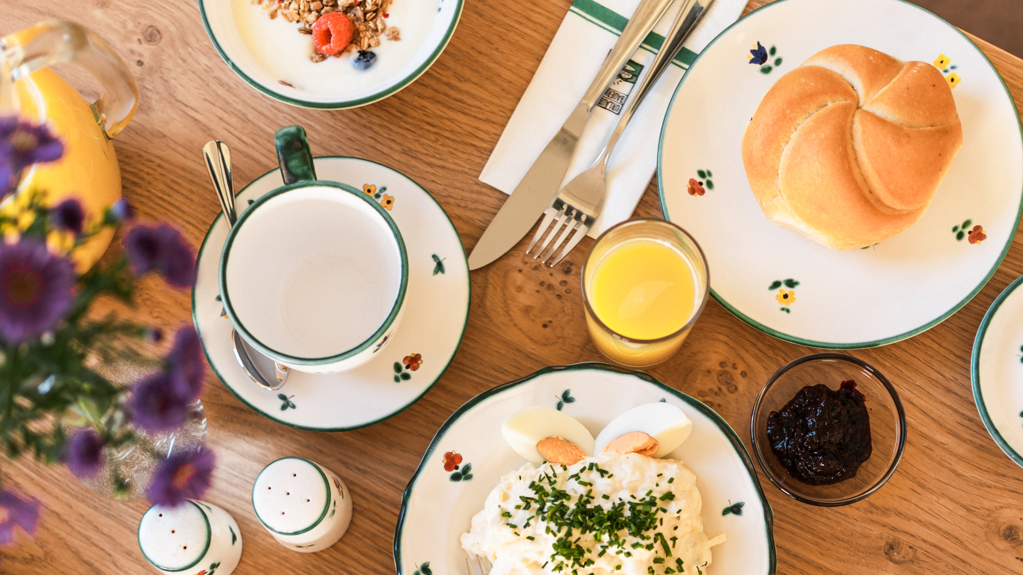 Gedeckter Frühstückstisch