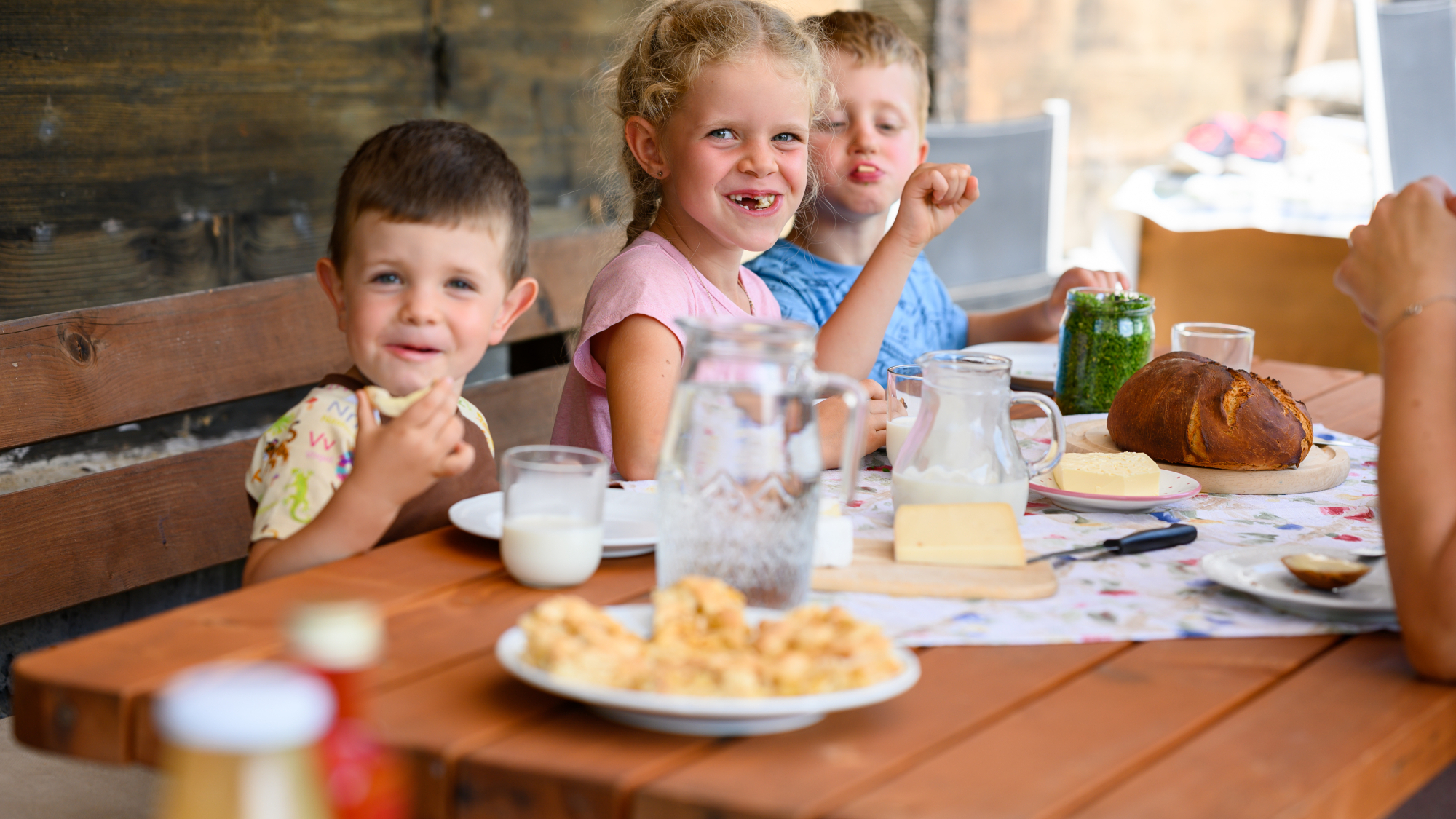 Kinder genießen auf dem Bauernhof