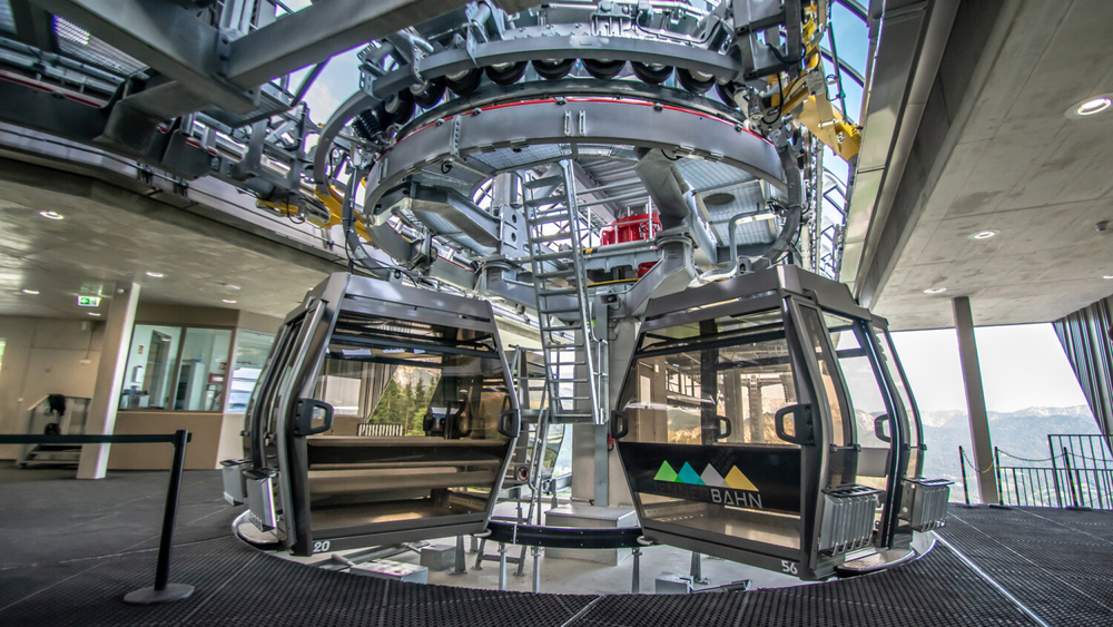 Gondeln der Jennerbahn in der Mittelstation