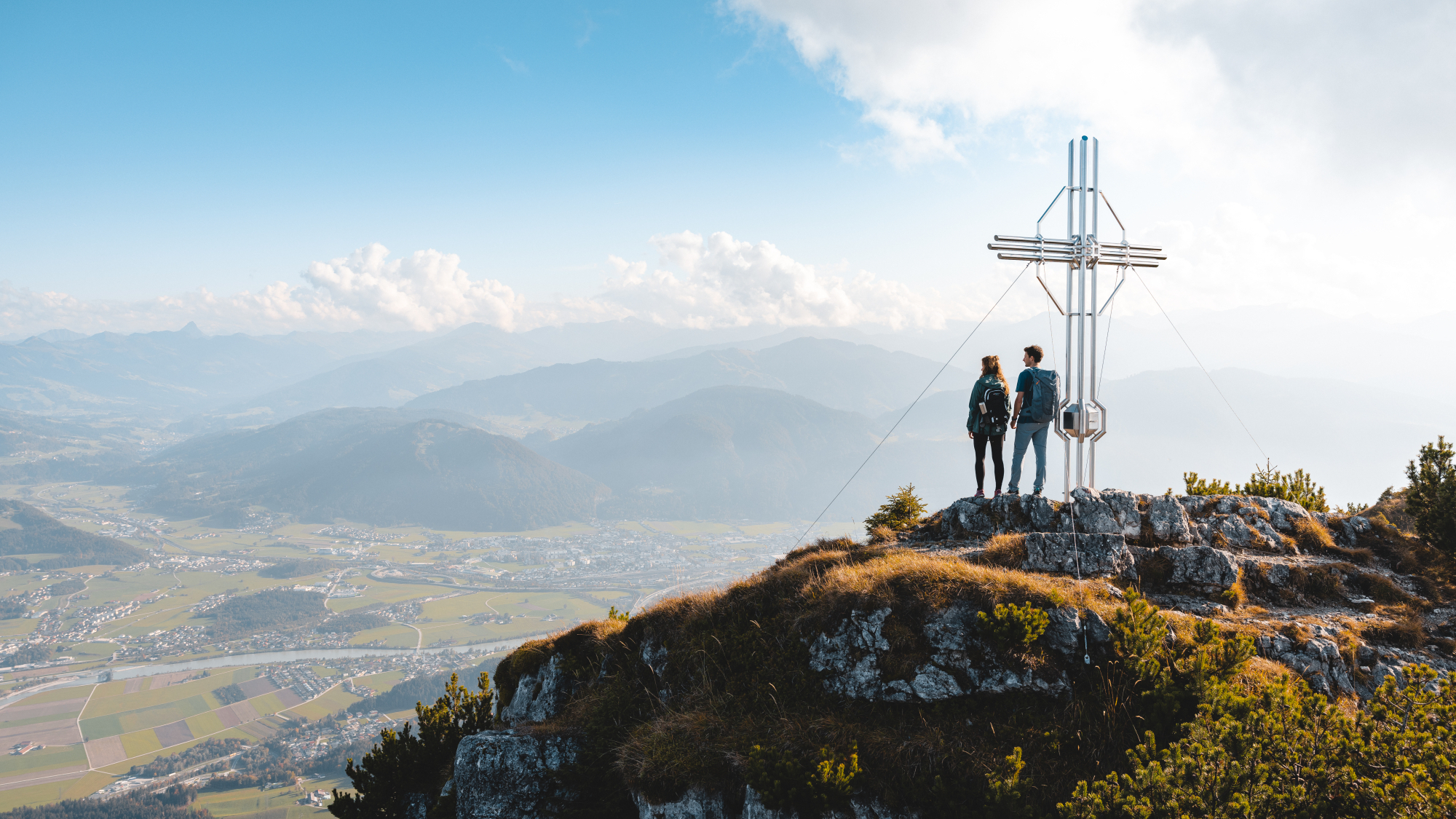 Wunderbare Aussicht vom Gipfelkreuz des Buchackers