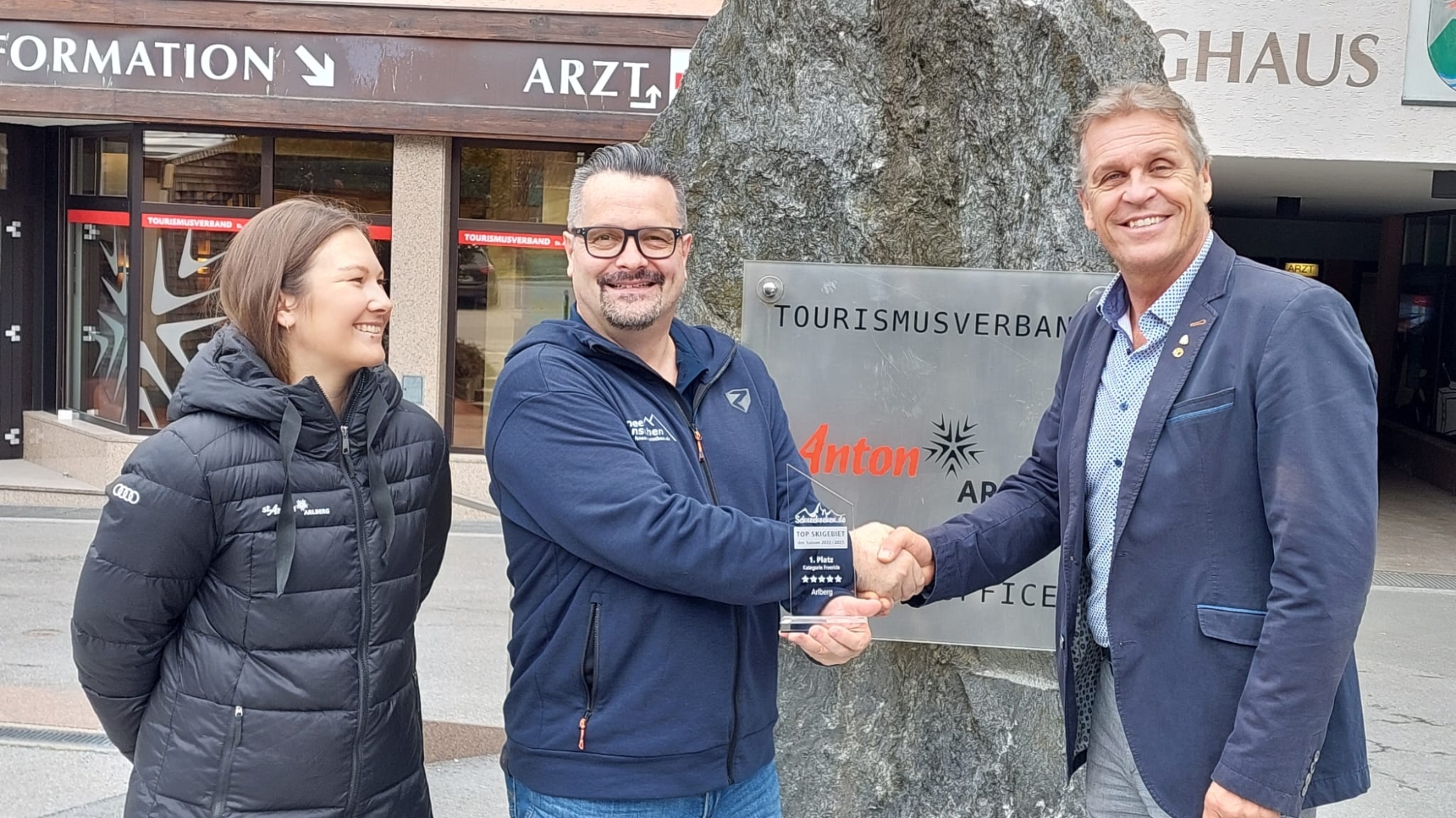 Katharina Laimer & Martin Ebster (St. Anton am Arlberg) mit Christopher Lahm-Wolter (Schneemenschen)