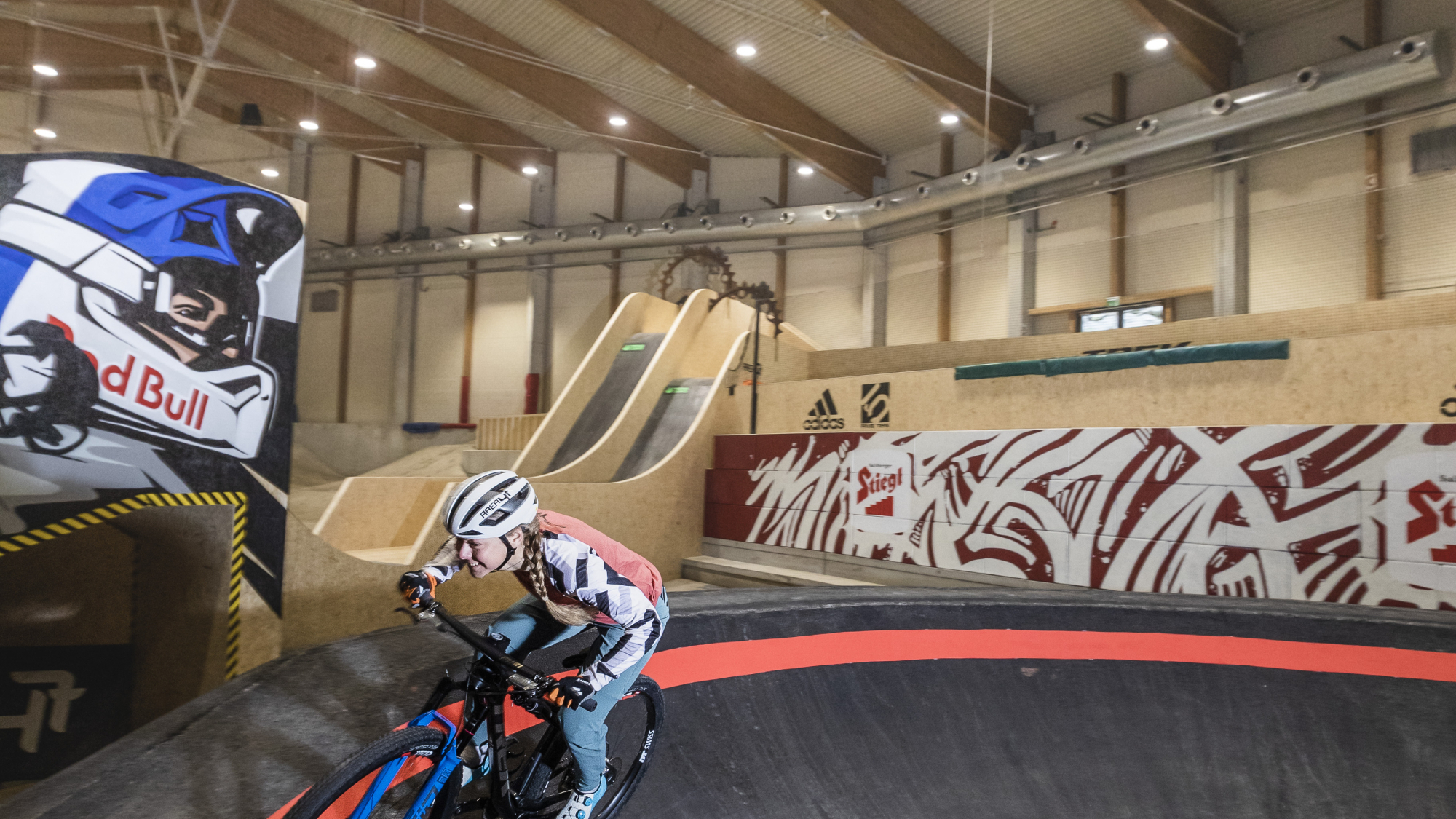 Neuer Indoor Bikepark in der Area47