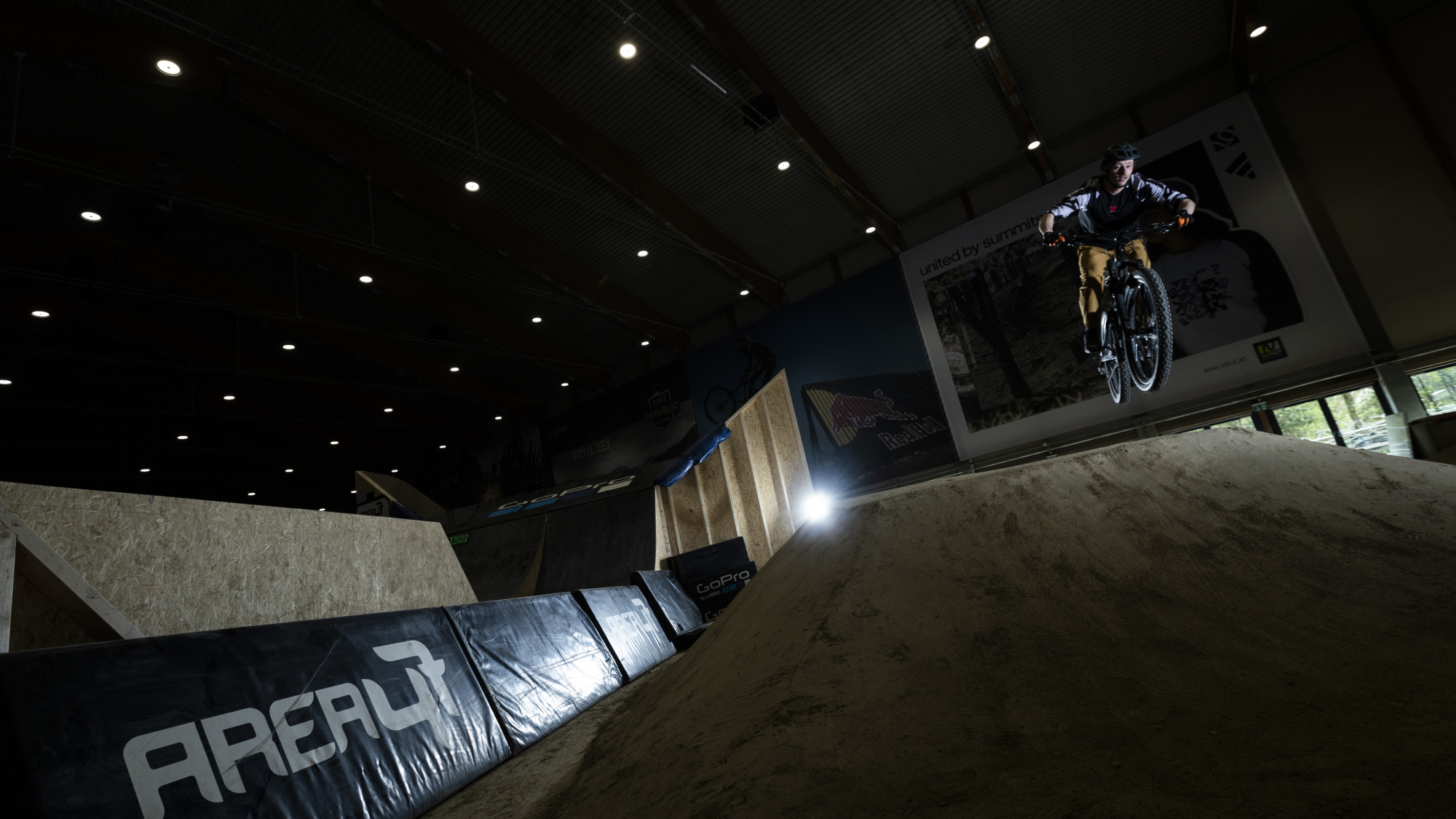 Neuer Indoor Bikepark in der Area47 