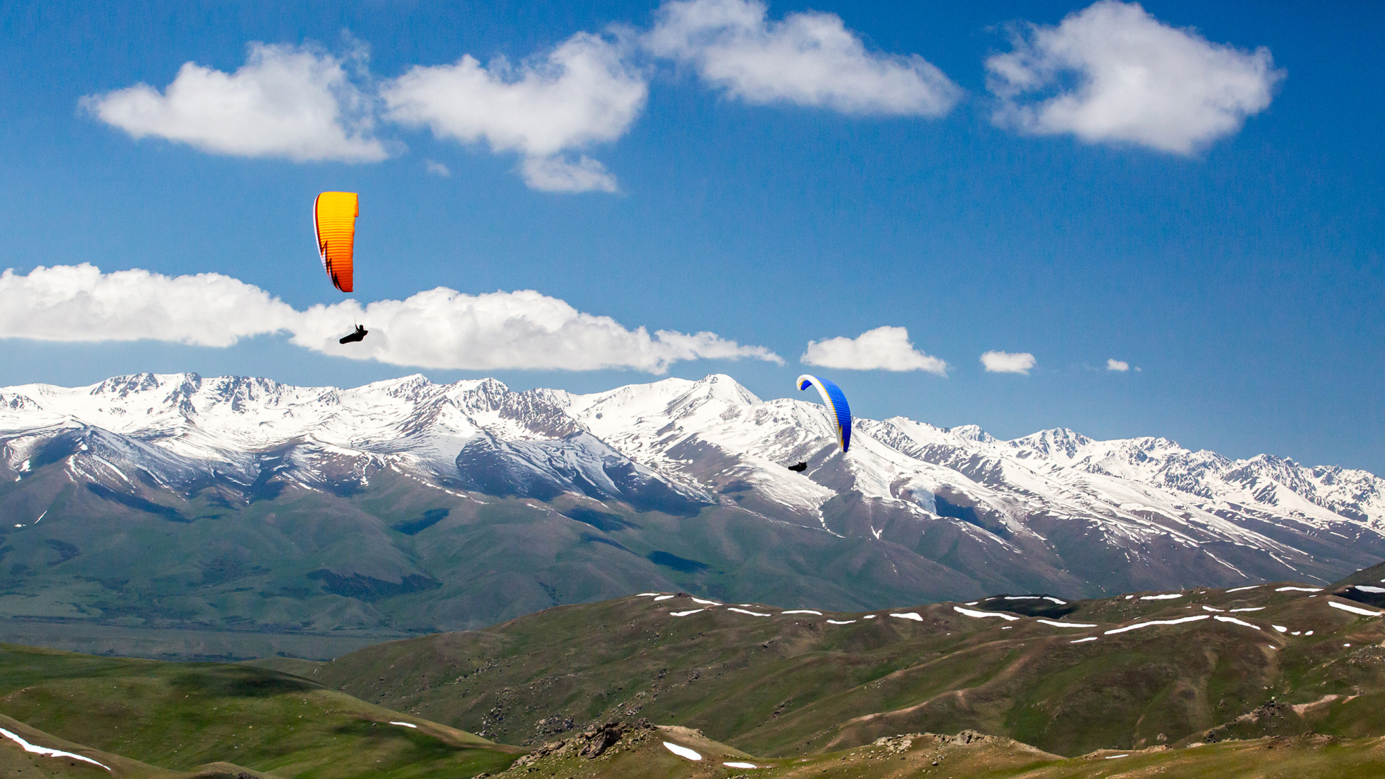 Gleitschirmflieger in den Alpen