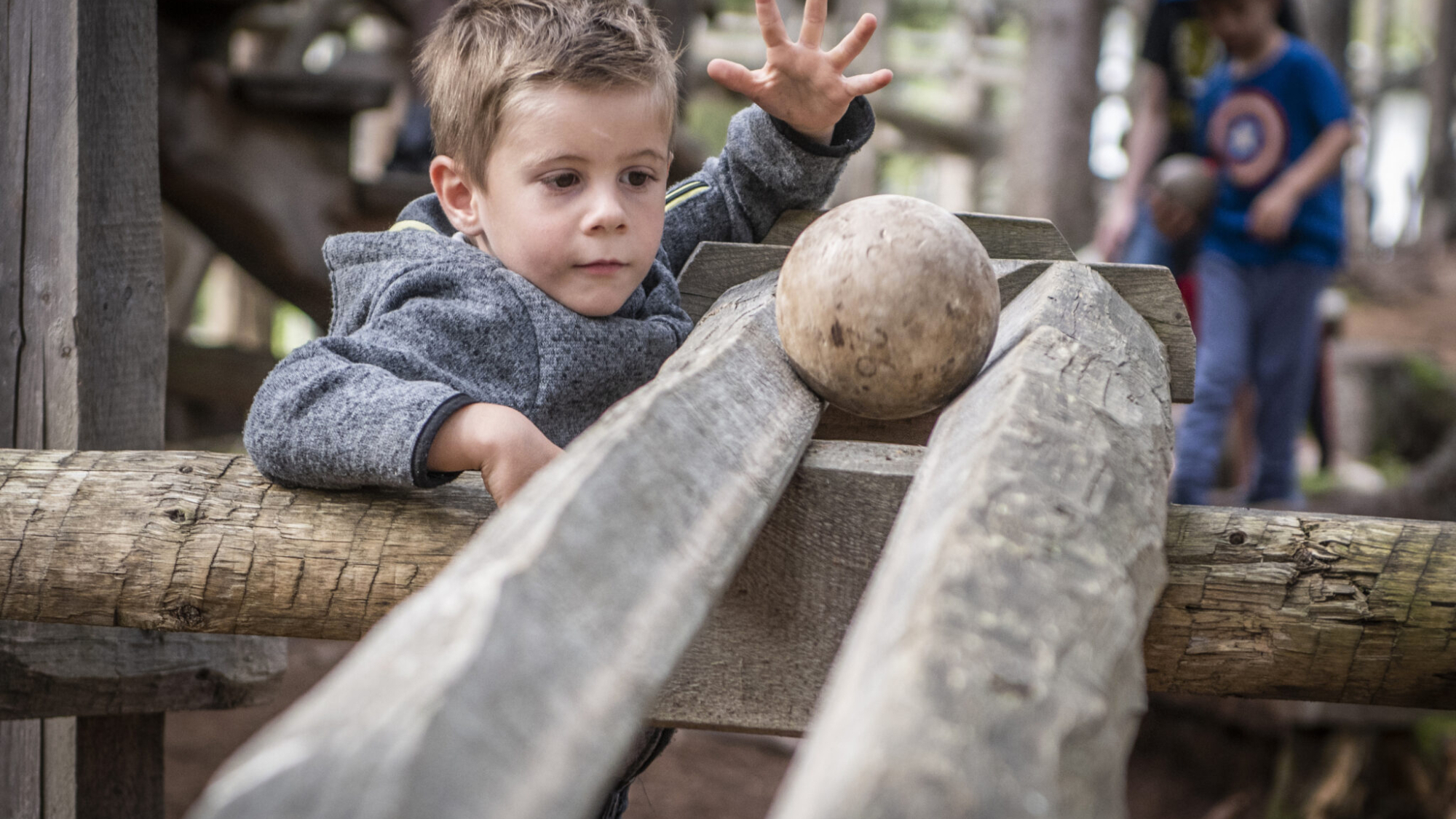 Bergerlebniswelt „Kugelwald am Glungezer“ mit überdimensionalen Holzkugelbahnen und Niederseilklette