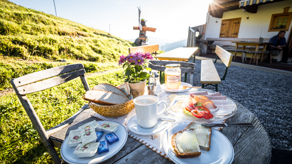 Gedeckter Frühstückstisch auf einer Almhütte