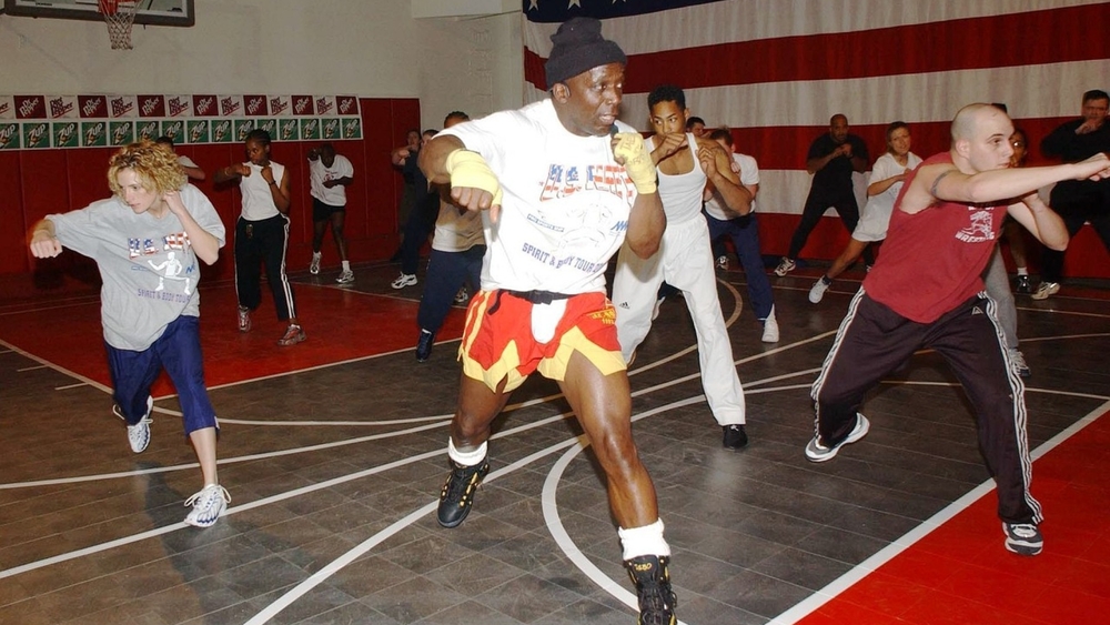 Tae Bo ist ein Workout mit Elementen der asiatischen Kampfkunst.