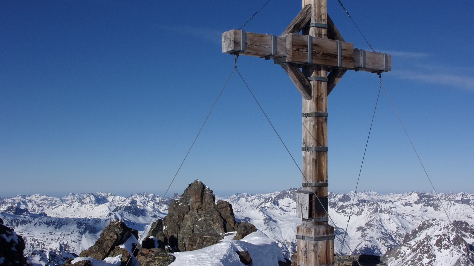 Das Gipfelkreuz auf dem Südlichen Fluchthorngipfel wurde durch den Felssturz zerstört