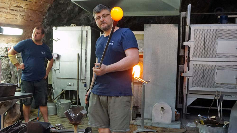 Glühende Glaskugel auf der Glasmacherpfeife
