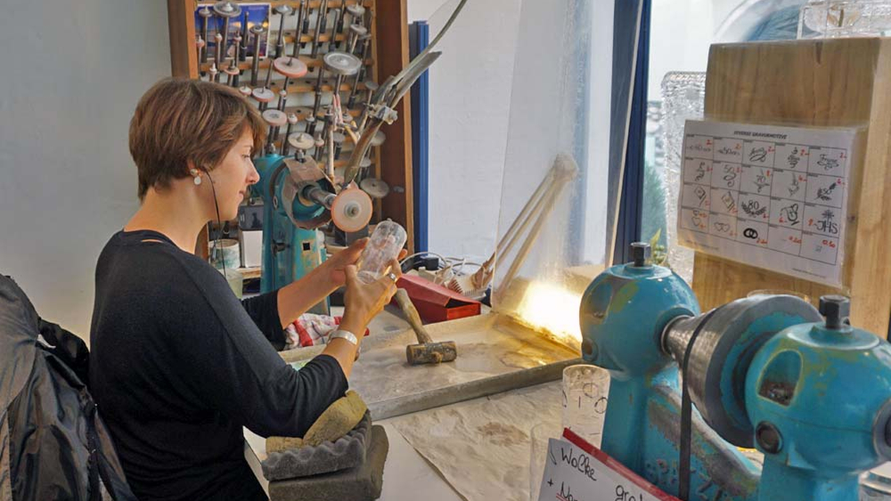 Das fertige Glas wird mit Sandstein- und Diamantgravuren veredelt