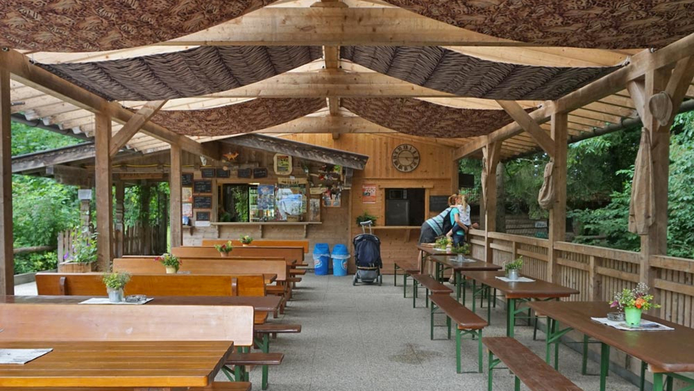 Der Zookiosk mit Sitzmöglichkeiten