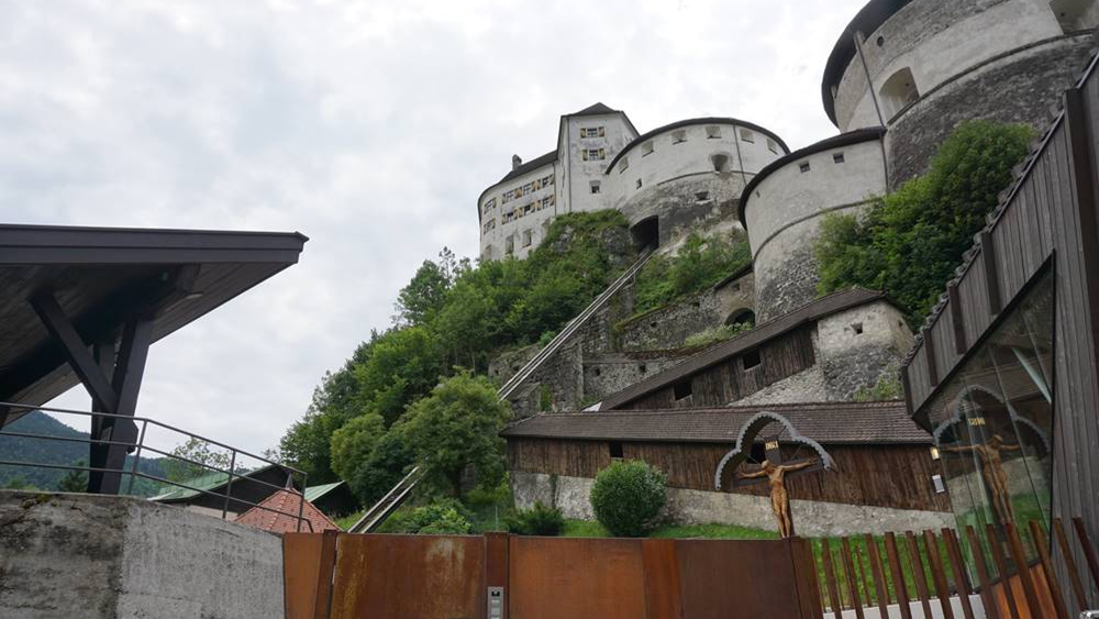 An der Kassa / Blick auf Festung