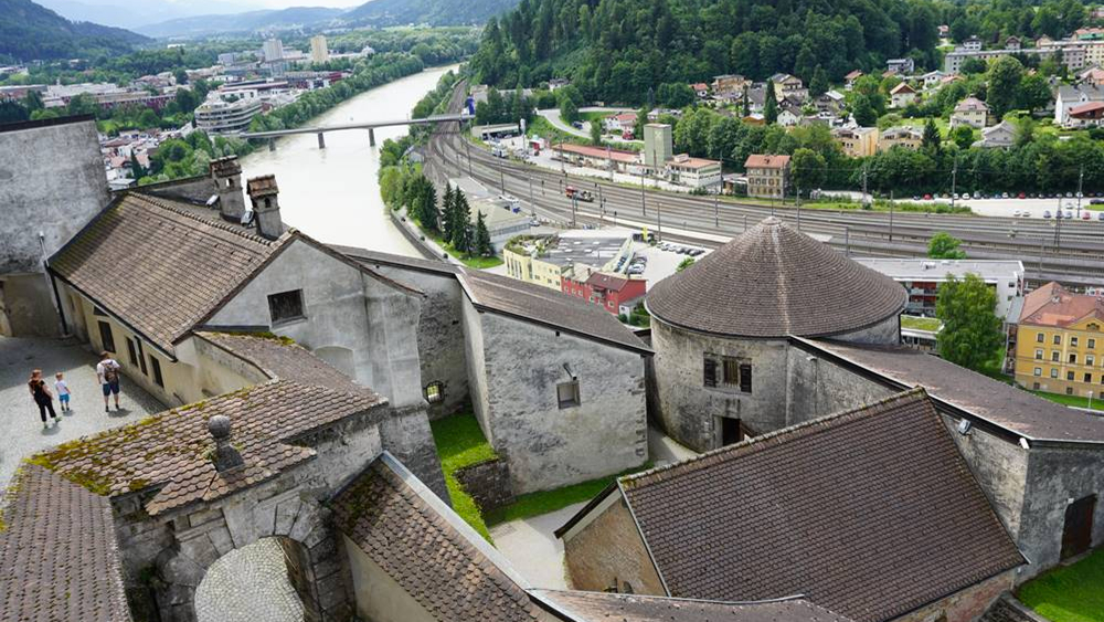 Blick auf den Innenhof der Festung Kufstein und den Inn