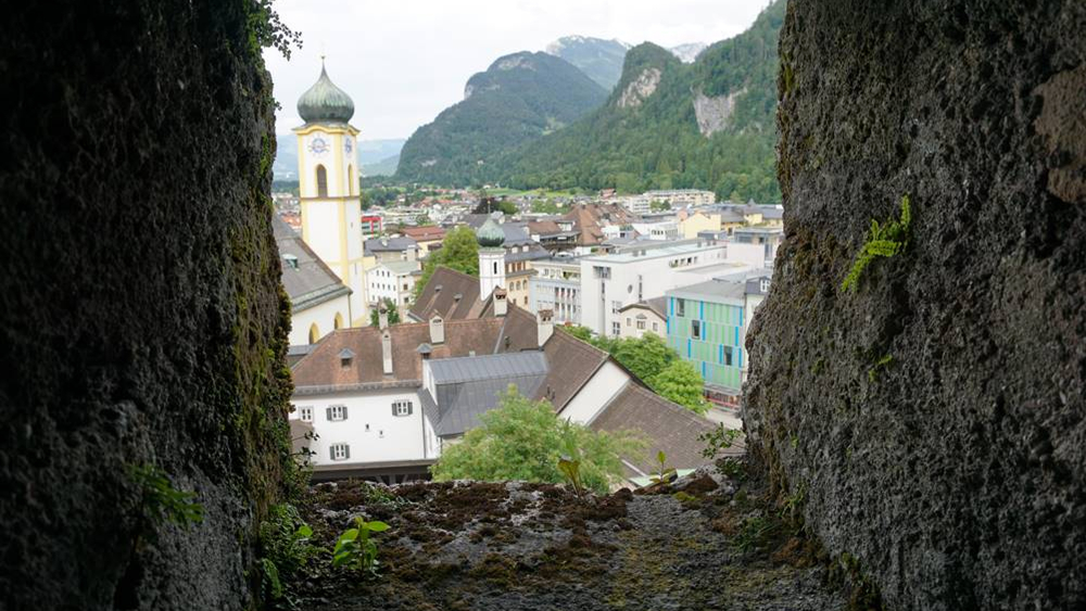 Blick auf Kufstein durch eine Schießscharte