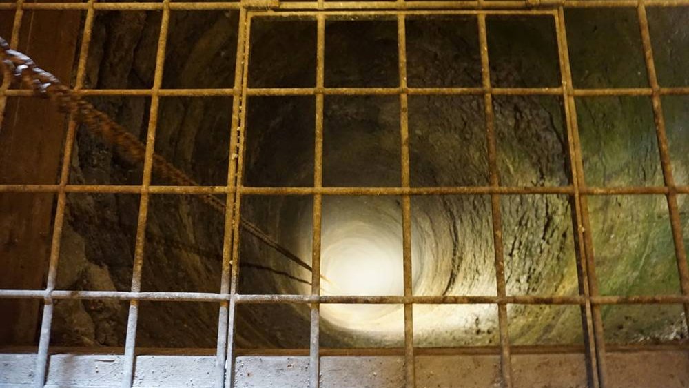 Blick in den 60 m tiefen Brunnen der Festung Kufstein