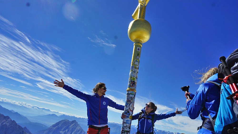 Am Gipfelkreuz der Zugspitze