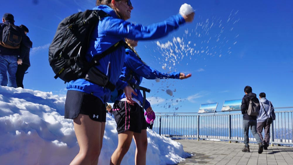Schnee auf der Aussichtsplattform der Zugspitze