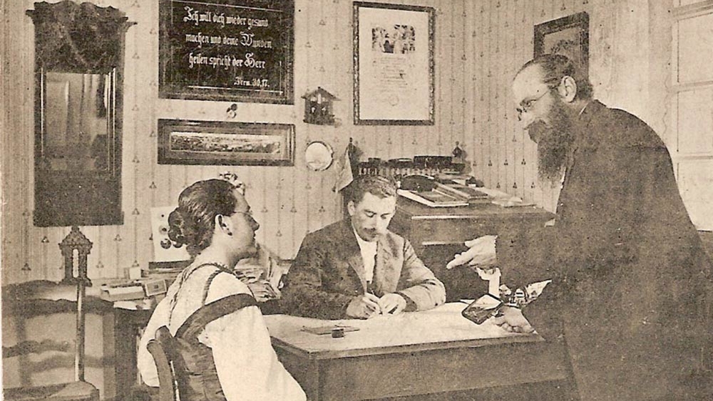 Pastor Felke in seinem Sprechzimmer in Repelen