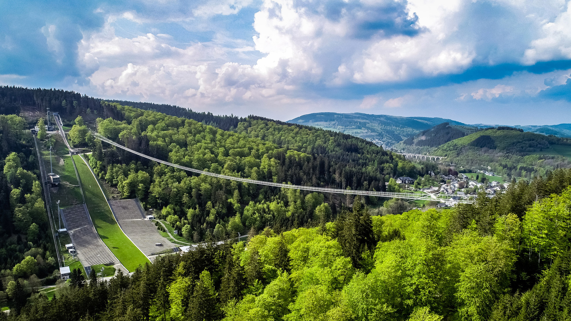 Drohnenaufnahme der neuen Hängebrücke in Willingen