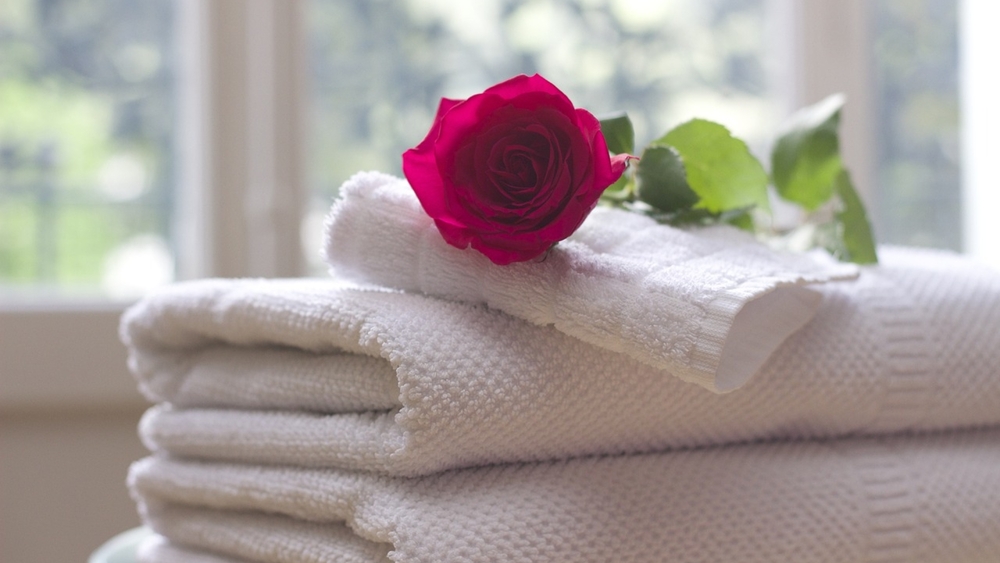 Ein Rosenblütenbad wirkt entspannend auf Körper und Seele.