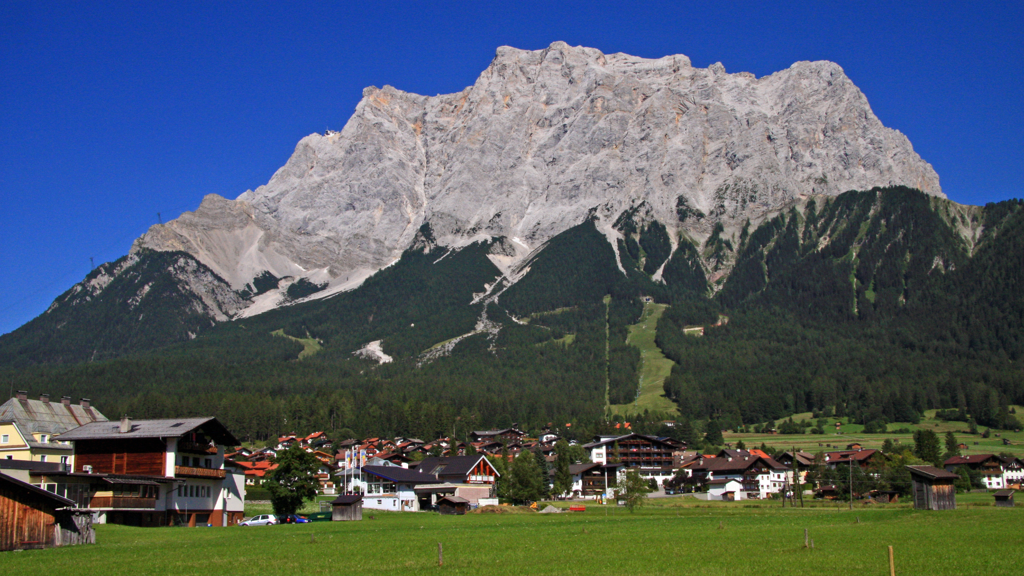 Blick auf das Wettersteinmassiv mit der Zugspitze