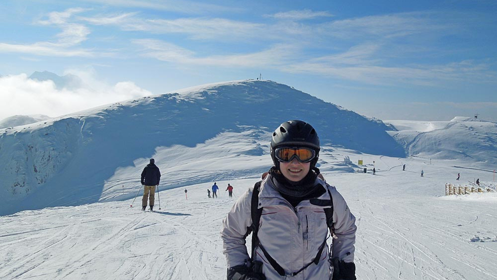 Skigebietstesterin Anna auf der Steinplatte