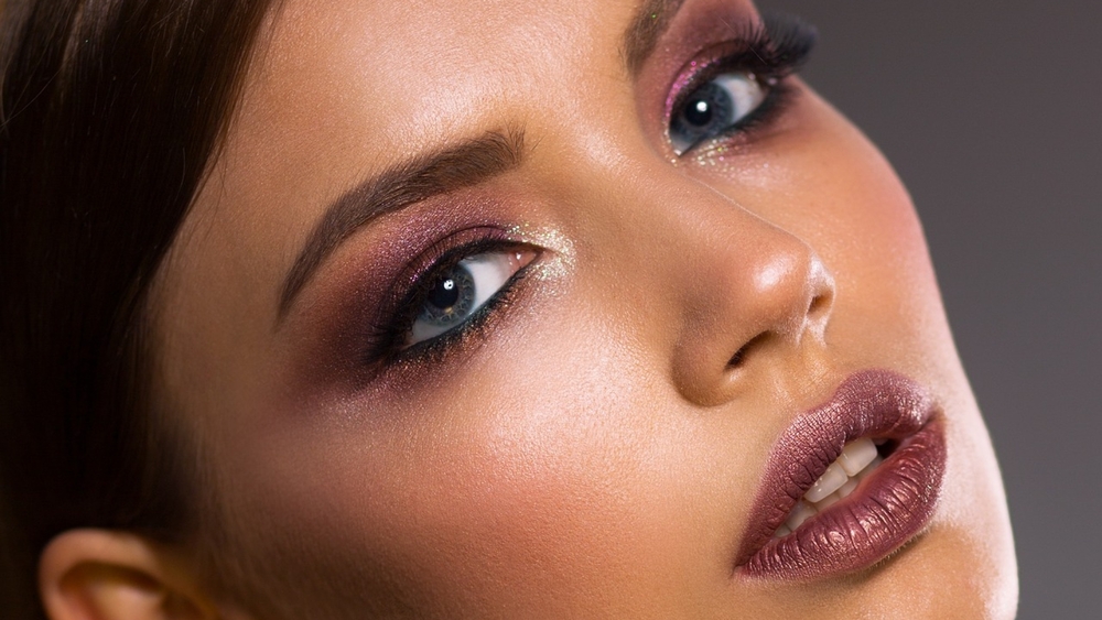 Permanent-Make Up zeichnet Augenbrauen, Lidstriche oder Lippen permanent in die Haut ein.