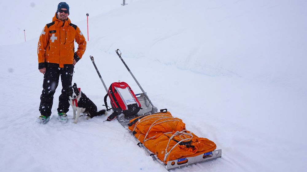 Pistenretter Nico mit Chico und der Ausrüstung bei einem Einsatz